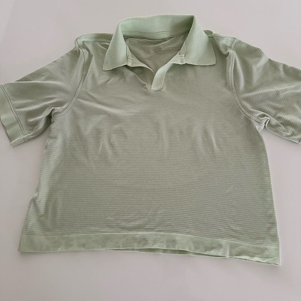 Women’s Lululemon size 4/XS  green crop
Top v-neck with collar good condition